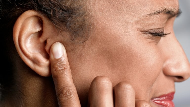 Ohrensausen kann körperliches Symptom von Depressionen sein