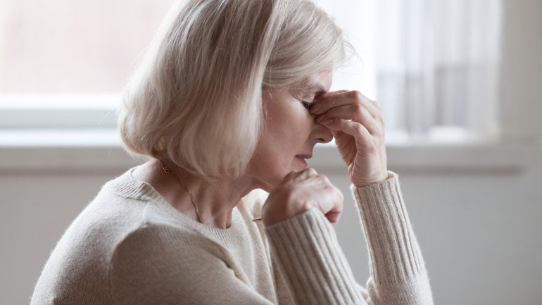 Amnesie: Eine ältere Frau leidet unter Gedächtnisverlust und scheint frustriert.