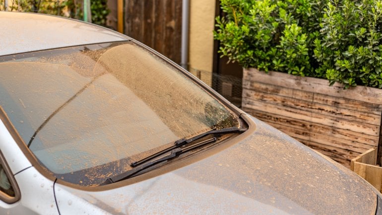 Bild eines verschmutzen Autos mit Saharastaub.