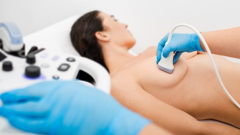 Frau bekommt einen Ultraschall ihrer Brust