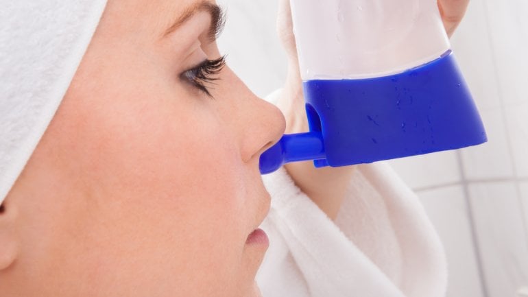 Nasenspülungen: Auch als Hausmittel bei Ohrenschmerzen sinnvoll