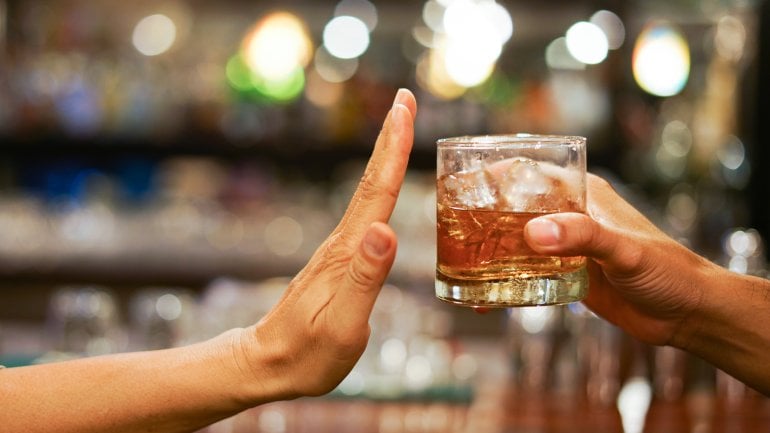 Leber entgiften: Verzicht auf Alkohol ist essenziell