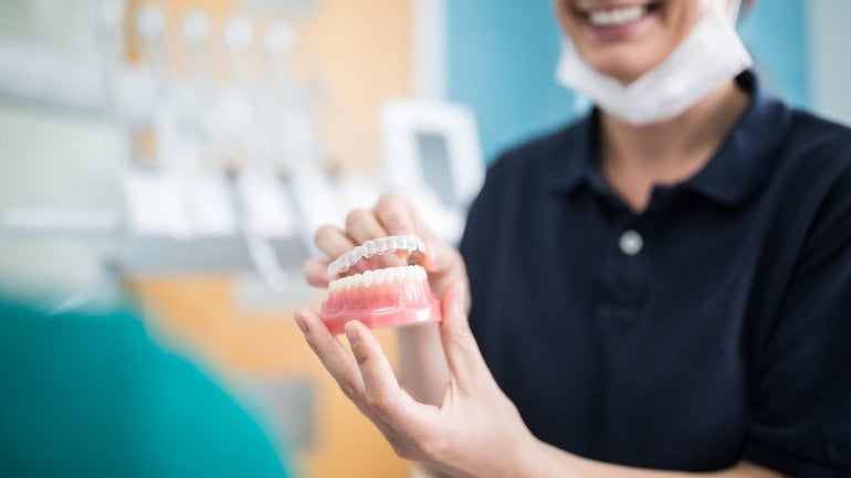 Schienen für Zähne können Schnarchen stoppen