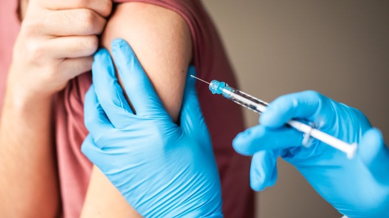 Jugendliche Person erhält eine HPV-Impfung.