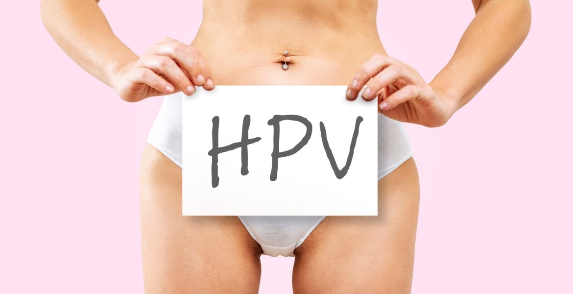 Eine Frau in Unterwäsche hält sich ein Schild mit der Aufschrift "HPV" vor den Unterleib