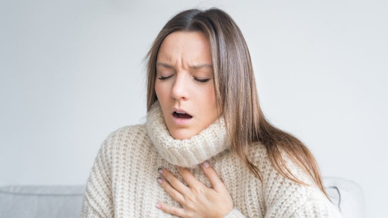 Anzeichen von Long Covid: Atemnot und Brustschmerzen