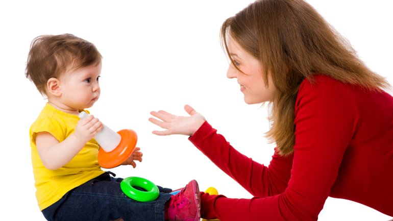 Ein Baby spielt mit seiner Mutter.