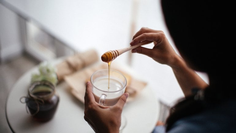 Der Klassiker vor dem Zubettgehen: Warme Milch mit Honig