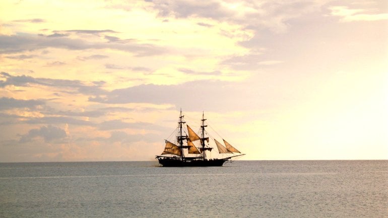 Ein altes Segelschiff auf dem Meer