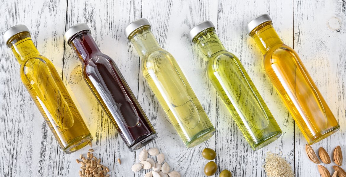 Gesunde Pflanzenöle: Verschiedene Öle in Glasflaschen