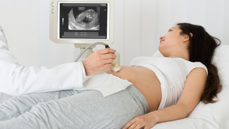 Eine schwangere Frau beim Ultraschall.