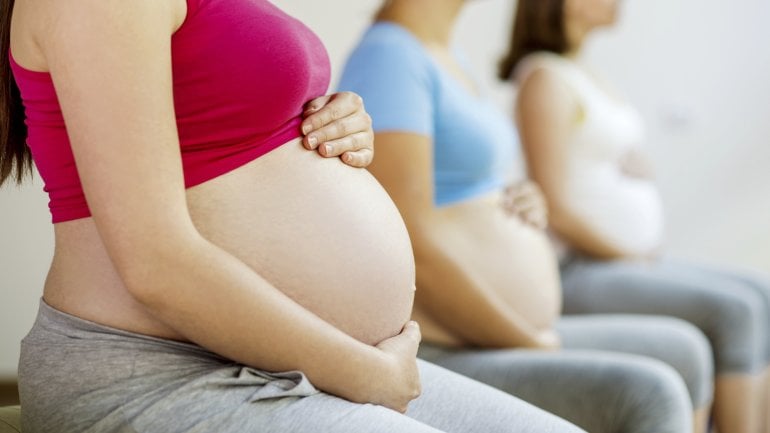 Drei Schwangere bei der Geburtsvorbereitung.