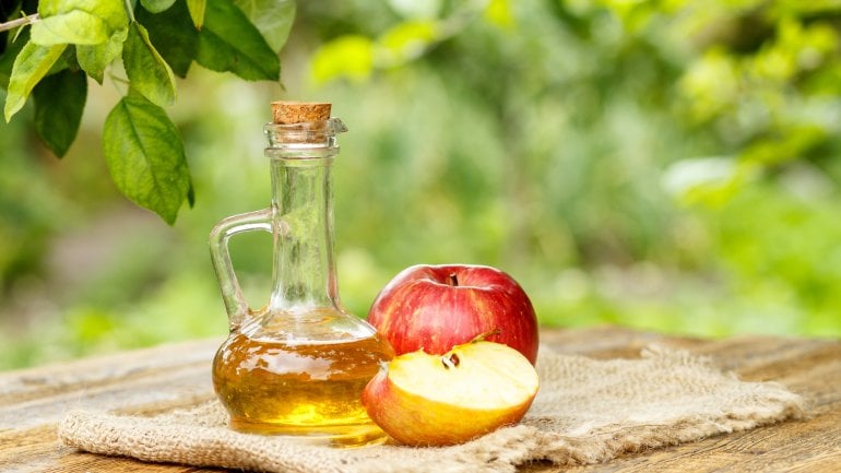 Apfelessig wird aus Äpfeln hergestellt und ist sehr gesund.