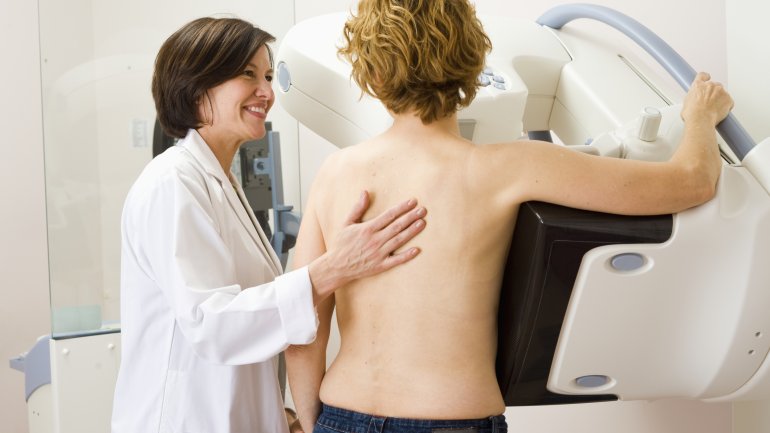 Dichtes Brustgewebe: Ärztin führt Untersuchung bei Frau durch.