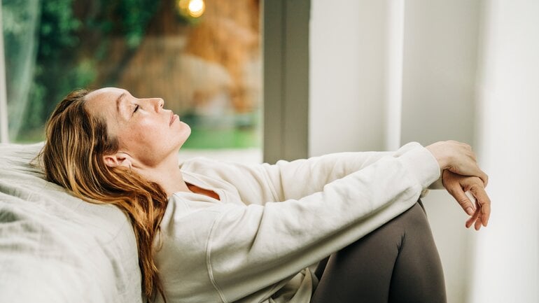 Perimenopause: Frau ist müde und erschöpft