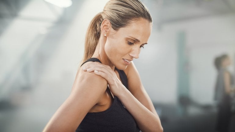 Frau hat Schmerzen an der Schulter aufgrund einer Entzündung der Rotatorenmanschette