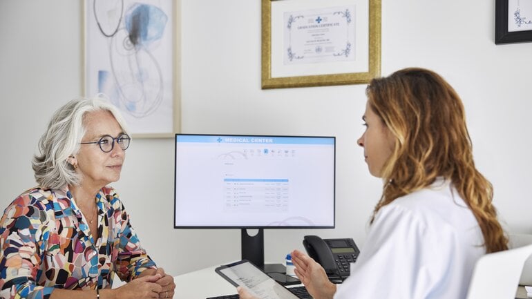 Frau spricht mit Ärztin wegen Gürtelrose