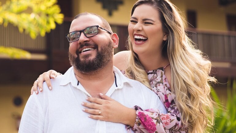 Glückliches, lachendes Paar mit Übergewicht