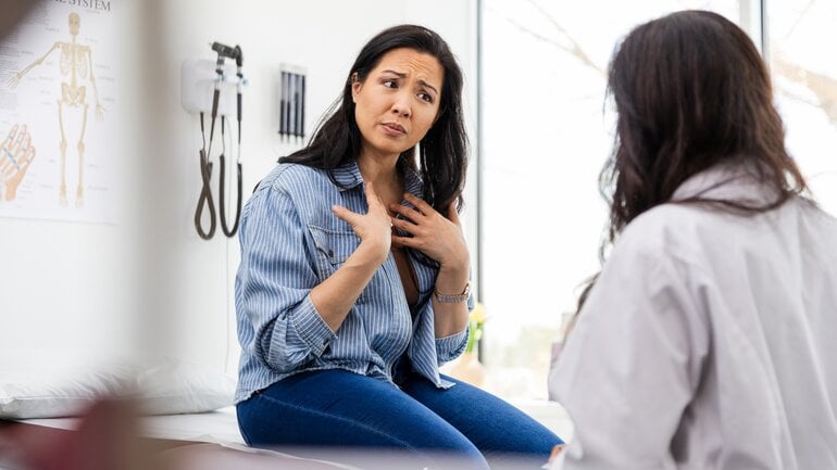 Medical Gaslighting: Frau fühlt sich beim Arzt nicht ernst genommen