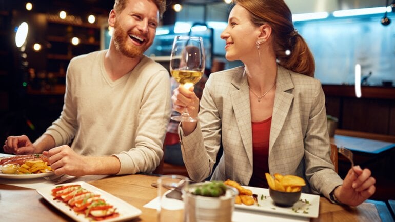 Spätes, schweres Essen belastet den Stoffwechsel