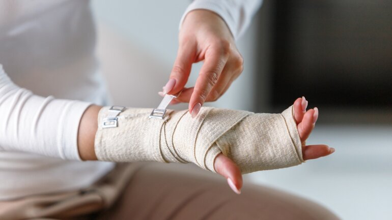 Gelenkstützende Hilfsmittel gehören zur Behandlung einer Arthrose 