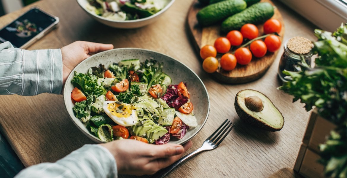 Ernährung bei Bluthochdruck: Verschiedene gesunde Lebensmittel auf einem Teller