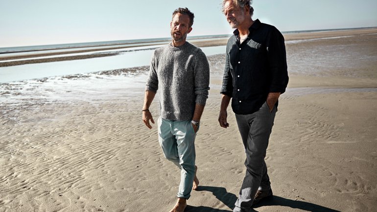 Granufink Brandstory: Zwei Männer gehen am Strand spazieren.