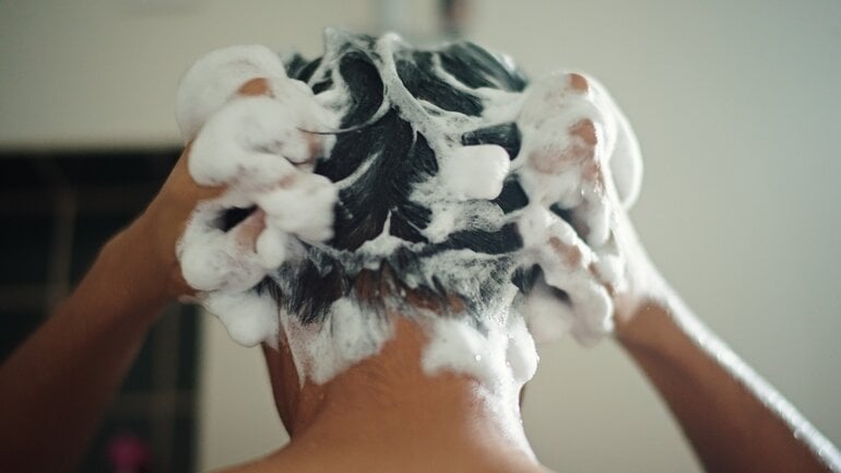 Niacinamide: Pflege für Kopfhaut und Haarstruktur