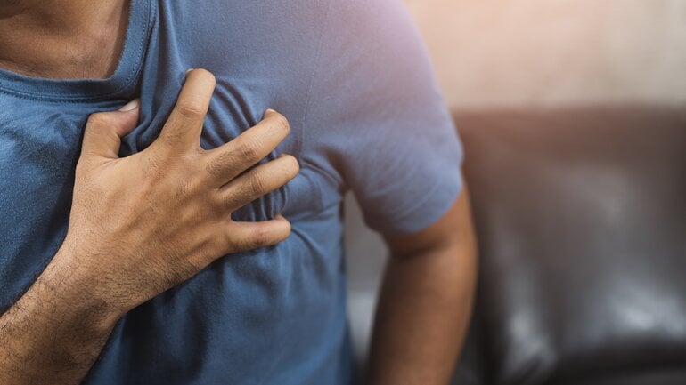Herzinfarkt-Vorboten: Beengende Brustschmerzen (Angina pectoris)