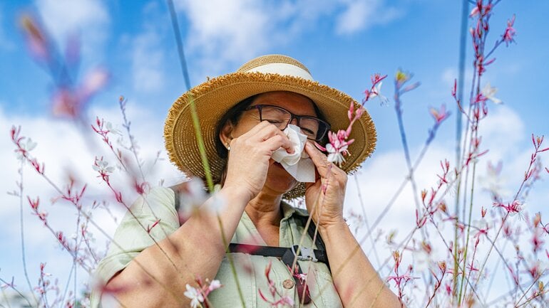 Plötzlich Heuschnupfen? Diese Rolle spielen Hormone