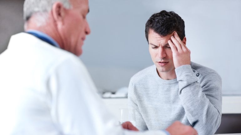 Kopfschmerzen: Ein mögliches Heuschnupfen-Symptom