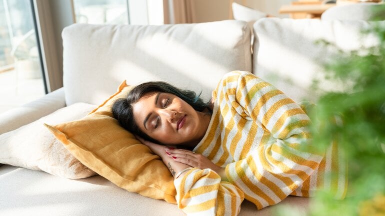 Mittagsschlaf: Ein unterschätzer Tipp bei Müdigkeit 