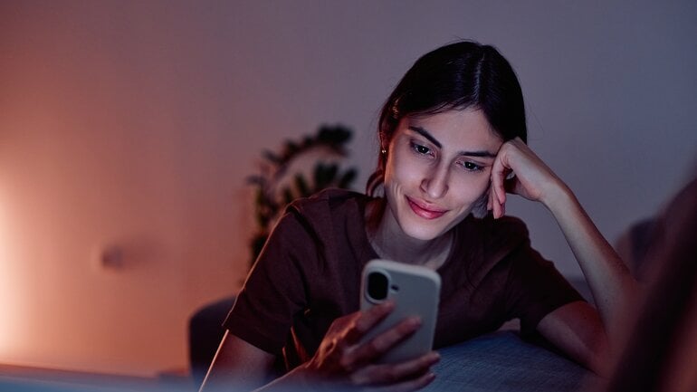 Tipp gegen Müdigkeit: Abens auf Bildschirmzeit achten