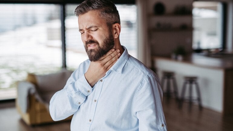 Einseitiger Halsschmerz ist ein weiteres Symptom