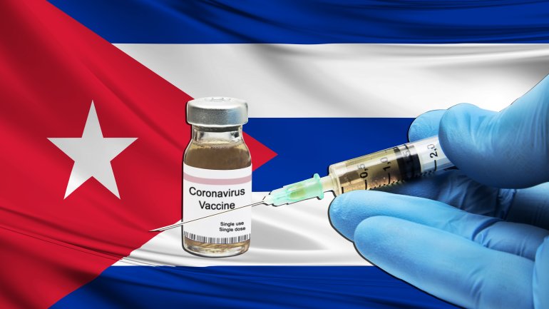 Eine kubanische Flagge, eine Impfdose und eine Spritze.