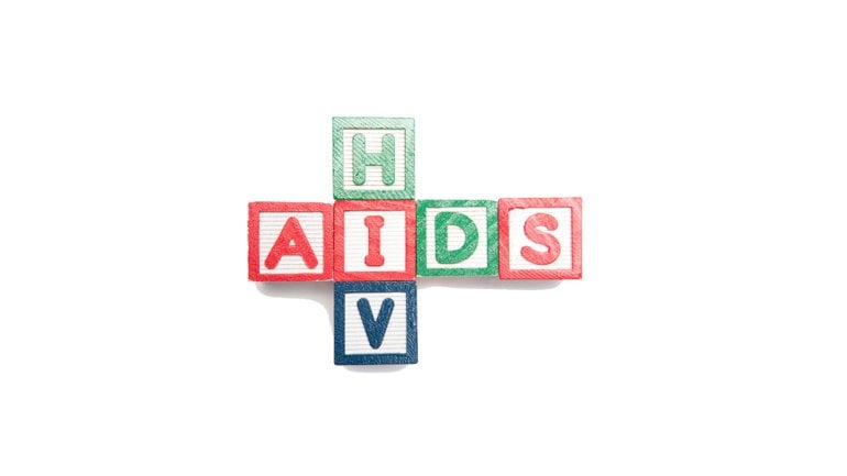 Man sieht die Begriffe AIDS und HIV aus Buchstaben gelegt.