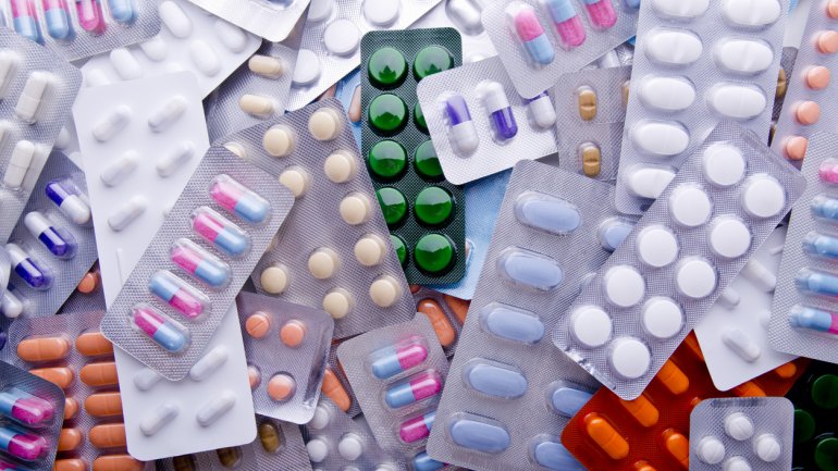 Zu sehen ist ein Haufen unterschiedlichster Tabletten in Blisterverpackungen.
