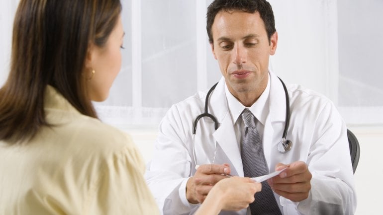 Das Bild zeigt einen Arzt im Gespräch mit einer Patientin.