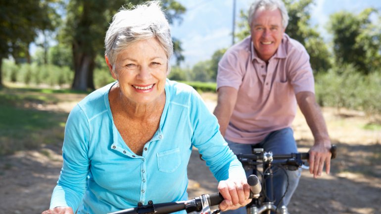 Ein älteres Paar beim Fahrradfahren.