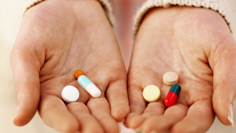 Das Bild zeigt Pillen, die in Händen liegen.