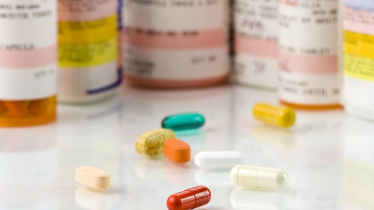 Das Bild zeigt verschiedene Medikamente.