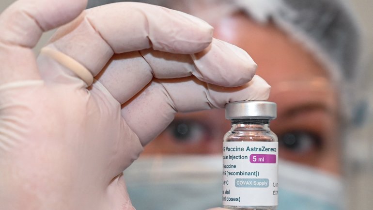 Eine Krankenhausangestellte hält ein Fläschchen mit AstraZeneca-Impfstoff in die Höhe