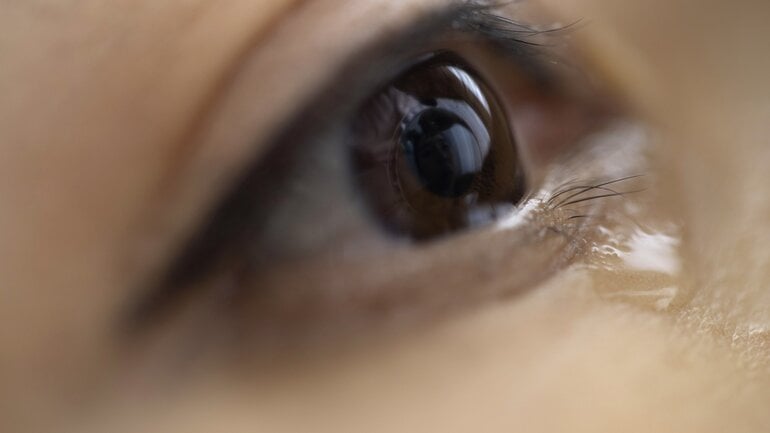 Starker Tränenfluss: Symptom bei Augengrippe