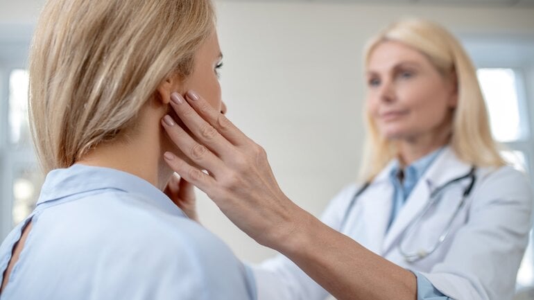 Geschwollene Lymphknoten vor dem Ohr bei Augengrippe