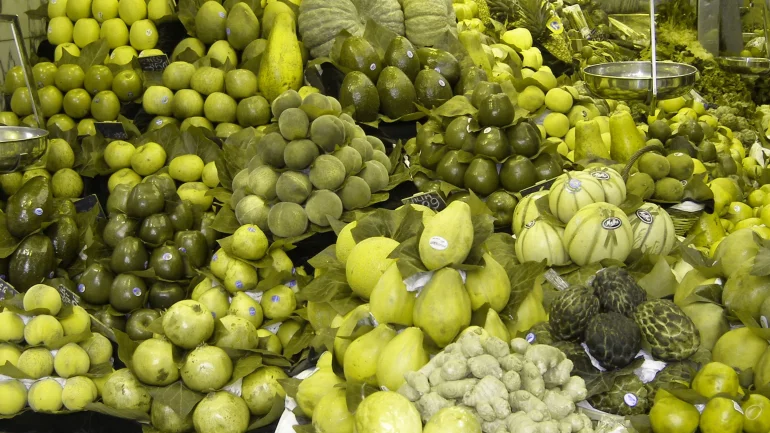 Das Bild zeigt einen grün eingefärbten Obststand.