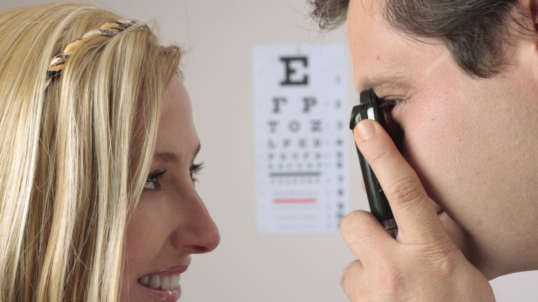 Eine Augenarzt nimmt eine Augenspiegelung vor.