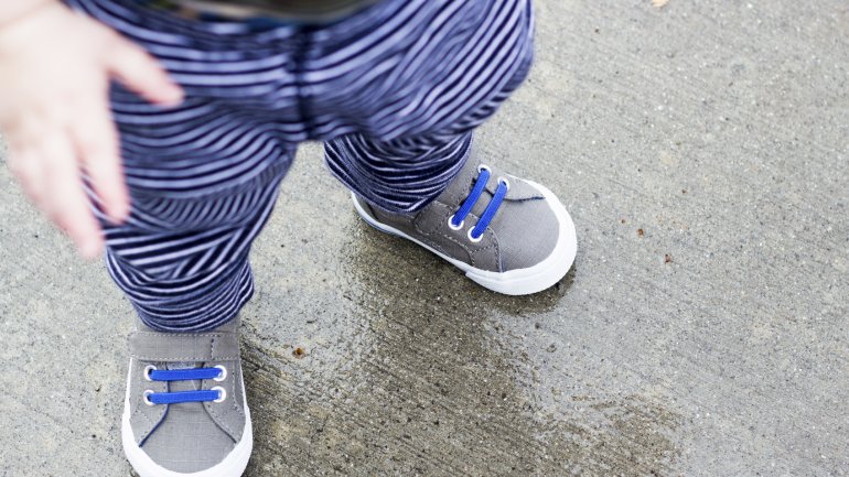 Das Bild zeigt ein Kleinkind mit Schuhen.
