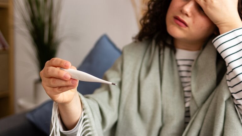 Bauchfellentzündung: Fieber und Krankheitsgefühl sind Symptome