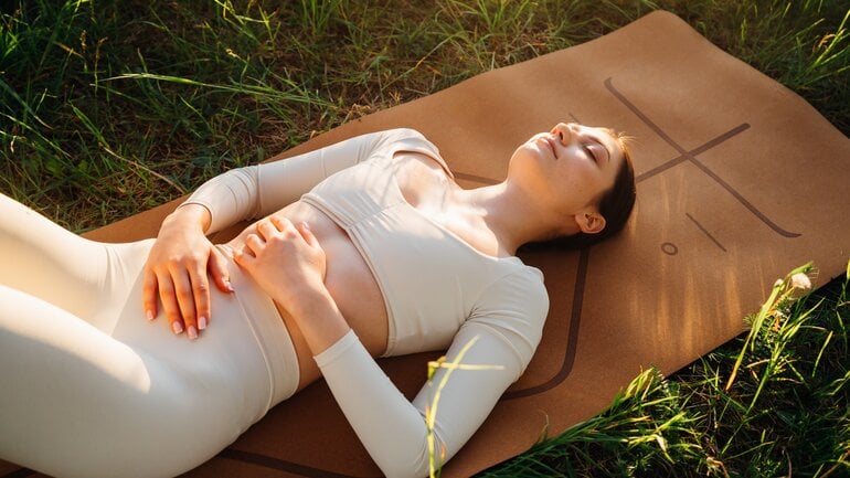 Tiefe Bauchatmung: Übung, um Beckenboden zu entspannen