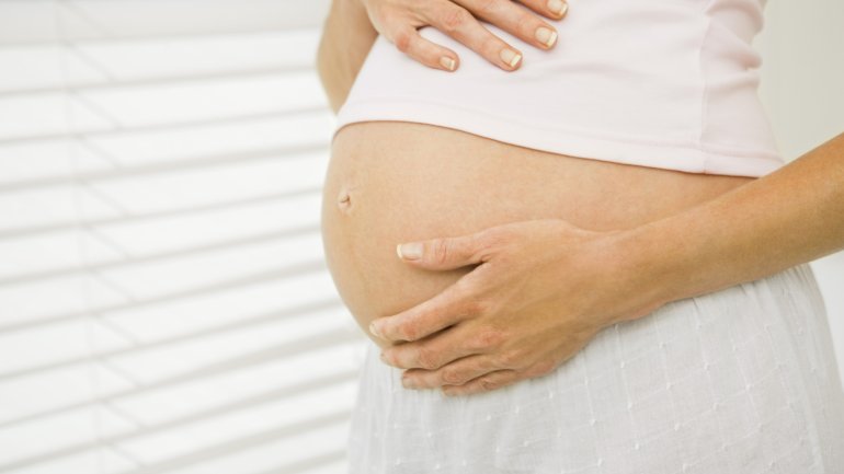 Das Bild zeigt den Bauch einer Schwangeren.